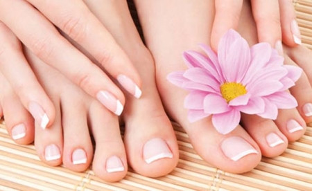 1. Màu sắc móng chân: Người sở hữu tướng chân mà có móng màu trắng sữa, khá trong có vận thế tốt, gặp nhiều may mắn trong cuộc sống, làm việc dễ thuận lợi và gặt hái được thành công. Nhưng những ai có móng chân màu xám thì vận mệnh trái ngược, gặp nhiều xui xẻo, vận khí kém.