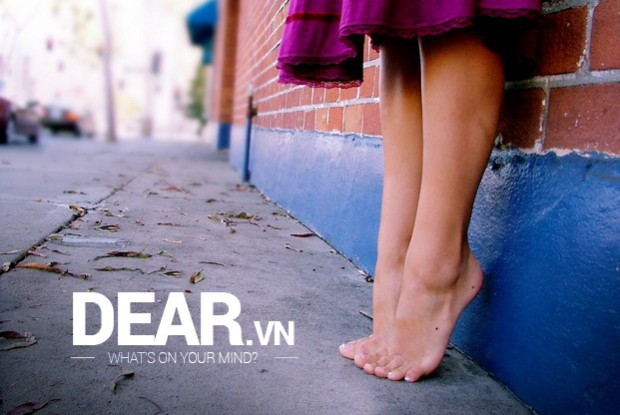 5. Trên bàn chân có nốt ruồi son: Nốt ruồi son dưới lòng bàn chân hay mu bàn chân đều là nốt ruồi phú quý. Chủ nhân của tướng chân này không những giàu có mà còn giúp đỡ nhiều người về mặt vật chất. Tuy nhiên, người này thành công là nhờ chính sự nỗ lực của bản thân chứ ít gặp được người giúp đỡ.
