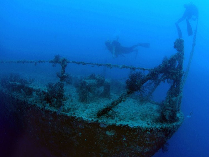 Tàu Spiegel Grove, Key Largo, Florida: Spiegel Grove từng là một tàu hải quân và bị đánh chìm ở Florida vào năm 2002. Ban đầu, con tàu nằm nghiêng về bên mạn phải, nhưng đến năm 2005, các thợ lặn phát hiện con tàu đã nằm thẳng đứng và có khả năng sóng đánh đã khiến con tàu xoay lại. Ngoài ra, Spiegel Grove đã từng giữ kỷ lục về con tàu lớn nhất thế giới bị đánh chìm và trở thành một rạn san hô nhân tạo. Ảnh: Fraser Nivens/Getty.