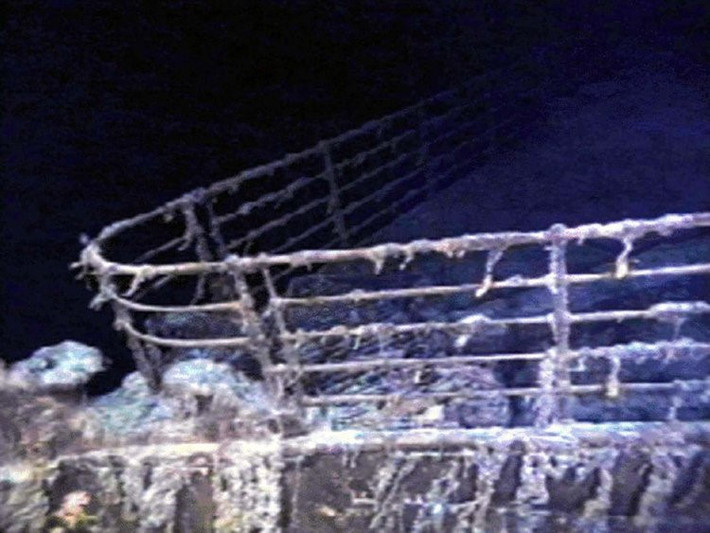 Tàu Titanic, Nova Scotia, Canada: Titanic được xem là một trong những con tàu sang trọng và an toàn nhất từng được chế tạo, đã va chạm với một tảng băng trôi và chìm xuống bờ biển Newfoundland, trong chuyến đi từ Southampton, Anh đến New York vào năm 1912. Thảm kịch này đã cướp đi sinh mạng của hơn 1.500 người và là nguồn cảm hứng cho bộ phim Titanic nổi tiếng với sự tham gia diễn xuất của Kate Winslet và Leonardo DiCaprio. Sau hơn 70 năm, xác tàu được tìm thấy vào năm 1985, hiện nay, con tàu nằm ở độ sâu hơn 3.800 m, ngoài khơi 650 km về phía đông của Nova Scotia. Ảnh: Reuters.