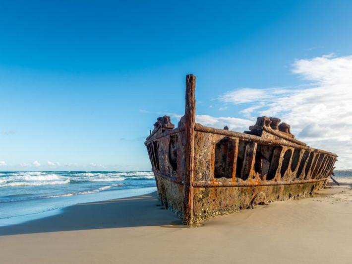 Tàu SS Maheno, đảo Fraser, Australia: SS Maheno ban đầu là một tàu biển sau đó được cải tạo thành tàu bệnh viện trong Thế chiến I. Sau chiến tranh, con tàu được bán đến Osaka, Nhật Bản để phá bỏ. Tuy nhiên, vào năm 1935, một cơn lốc xoáy đã khiến con tàu trôi dạt đến Fraser và trở thành một xác tàu gỉ như hiện nay. Ảnh: Shutterstock.