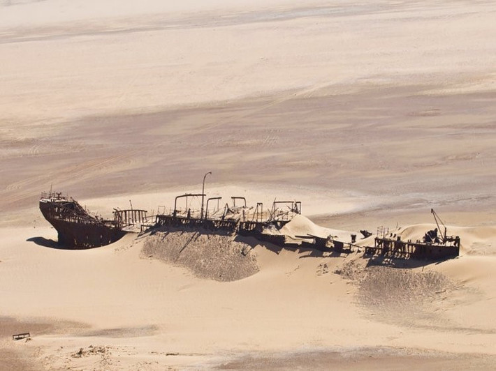 Tàu Eduard Bohlen, bờ biển Skeleton, Namibia: Bohlen là một tàu chở hàng của Đức có chiều dài hơn 90 m đã mắc cạn tại Namibia vào năm 1909, khi đang trên đường đến vịnh Table ở Nam Phi. Khi mới mắc cạn, có thể con tàu đã năm gần bờ biển, nhưng hiện nay, nó nằm cách mặt nước hơn 300 m. Ảnh: Shutterstock.