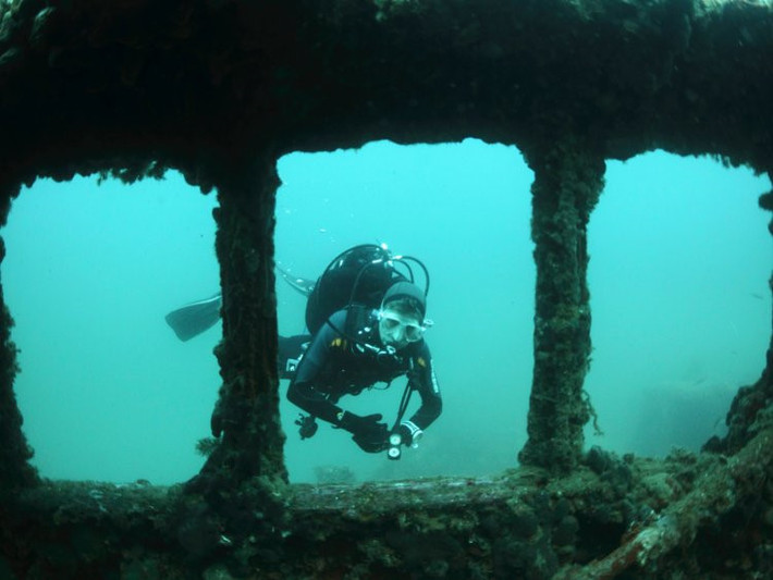 Tàu Baron Gautsch, Rovinj, Croatia: Tàu đắm Baron Gautsch được quân đội Áo-Hung thuê để chuyển quân trong Thế chiến I, sau khoảng một tháng sử dụng, con tàu gặp nạn khi chạy vào một bãi mìn bên ngoài đảo Brijuni. Ước tính có khoảng 240 đến 390 người đã thiệt mạng trong vụ đắm tàu. Hiện nay, con tàu nằm ở độ sâu 40 m ngoài khơi bờ biển Rovinj và là địa điểm lặn nổi tiếng nhất ở Adriatic. Ảnh: Antonio Bronic/Reuters.