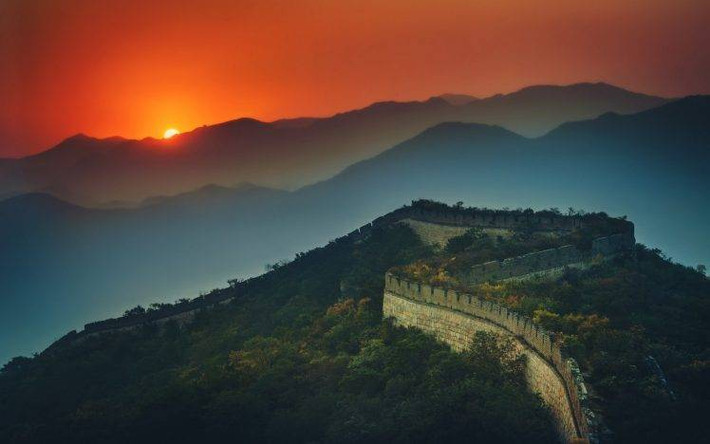 Nơi rộng nhất của bức tường thành là 30 m, nơi cao nhất là 3,65 m. Điểm cao nhất của Trường Thành (đỉnh tháp canh) là 7,9 m. Ước tính có khoảng 25.000 tháp canh được xây dựng dọc theo bức tường.