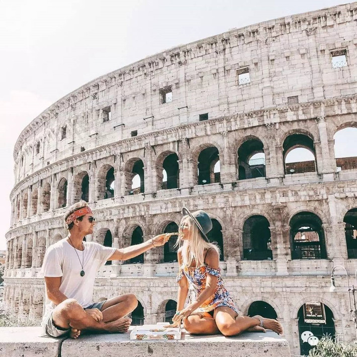 Theo Bored Panda, Jack Morris (26 tuổi, đến từ Anh) - Lauren Bullen (23 tuổi, đến từ Australia) là hai blogger rất nổi tiếng trong cộng đồng du lịch thế giới. Họ đi khắp nơi cùng nhau và chụp rất nhiều bức ảnh sống ảo đẹp mắt, thu hút hàng chục nghìn lượt yêu thích trên Instagram.