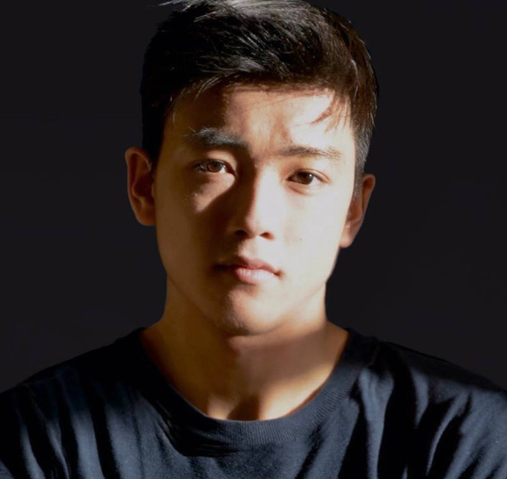 Chris Khoa có tên tiếng Việt là Nguyễn Khoa, sinh năm 1994 hiện đang là du học sinh Việt tại Anh, theo học chuyên ngành Kinh tế & Quan hệ Ngoại giao trường Đại học Exeter, Vương quốc Anh. Nguyễn Khoa gây ấn tượng ngay từ những cái nhìn đầu tiên bằng vẻ thư sinh, bảnh trai của mình.