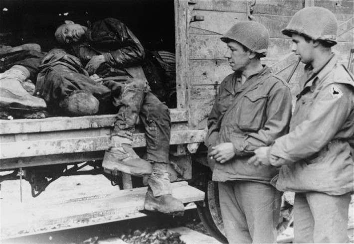 Đằng sau mỗi toa xe trên "chuyến tàu tử thần" ở Dachau là cảnh tượng đầy ám ảnh về những thi thể gầy gò đã chết vì đói khát và bệnh tật.