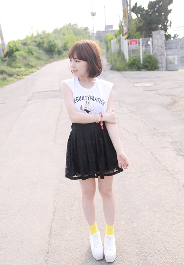Hong Young Gi sinh năm 1993, năm nay 22 tuổi và được gọi là hot girl bé hạt tiêu vì chỉ sở hữu chiều cao 1m46 và cân nặng 39kg. Không có thế mạnh về vóc dáng nhưng Hong Young Gi vẫn là hot girl rất nổi tiếng ở xứ củ sâm bởi khuôn mặt xinh xắn tựa búp bê của mình.