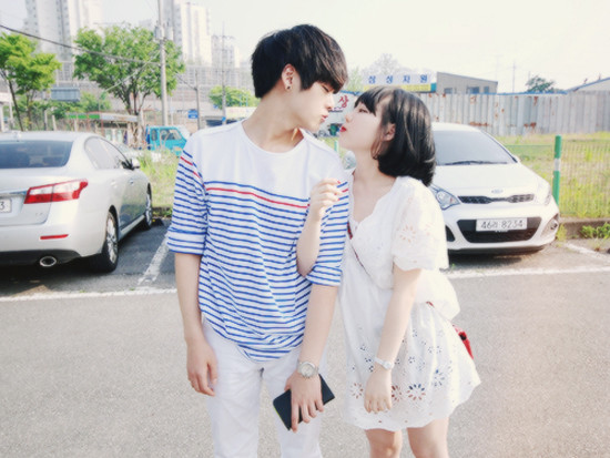 Chuyện tình chị - em của hot girl Hong Young Gi cũng từng gây “bão” khắp các diễn đàn, blog trong giới trẻ Hàn Quốc. Dù đều là những người thuộc nửa đầu của thế hệ 9X nhưng cả Hong Gi và Se Young đều luôn giữ phong cách nhí nhảnh, trẻ trung như những học sinh.