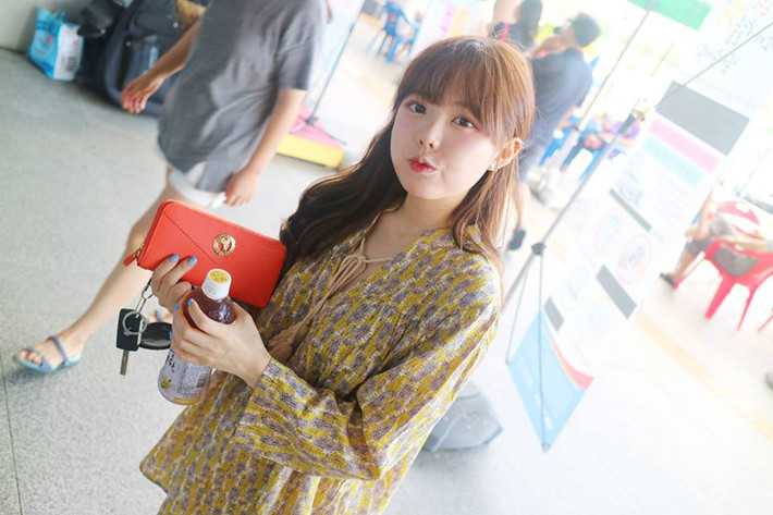 Thường xuyên xuất hiện với hình tượng giống như một nữ sinh cấp hai, đôi khi Hong Young Gi cũng biến tấu trang phục, ăn mặc khác lạ để tạo hình ảnh trưởng thành, quyến rũ hơn.