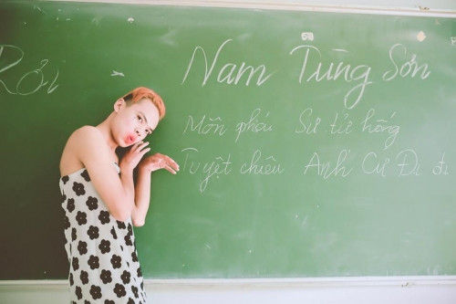 Hai nam sinh hóa trang thành Tùng Sơn và Lệ Rơi của lớp 12M gây nhiều ấn tượng hơn cả. Tùng Sơn được "minh họa" bằng trang phục áo quây bằng vải hoa, mái tóc hớt điệu đà và dáng vẻ ẻo lả. Lệ Rơi 12m cũng nổi bật và rất giống bản gốc khi mặc sơ mi sẫm màu, quần âu, đi dép tổ ong và tay cầm theo hai trái ổi... Hình ảnh và sự liên tưởng tới hai nhân vật đặc biệt trên Facebook Việt đã khiến người xem bộ ảnh của lớp 12M THPT Tô Hiệu, Sơn La phải ôm bụng cười.