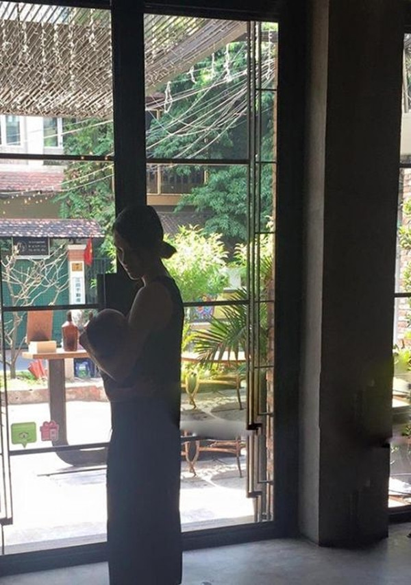 Ngày 17/4/2015, Tăng Thanh Hà hạ sinh con trai đầu lòng. Qua nhiều tháng sau đó, nữ diễn viên “Bỗng dưng muốn khóc” vẫn không công bố ảnh con. Ngọc nữ màn ảnh Việt khẳng định đó không phải là giấu con mà đó là cách yêu thương con của riêng cô. Trong mọi tấm hình cùng con, Tăng Thanh Hà đều toát lên vẻ yêu thương, hạnh phúc của một người mẹ.