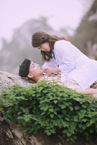 Khẩu chuẩn bị trang phục và đào cụ cho bộ ảnh được vợ chồng Anh Tú - Bảo Hân rất hào hứng. Điều tạo nên sự nổi tiếng của bộ ảnh đó là tính độc đáo, sáng tạo khi ăn theo trào lưu hot hiện nay.