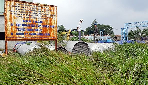 Khu vực lò cao với nhiều thiết bị máy móc hiện đại cũng dở dang, chưa hoàn thiện. Trong khi đó, nhiều nhà xưởng, kho chứa vật liệu như nhà hoang, xuống cấp trầm trọng. Một góc khuôn viên các phân xưởng là nơi để vật liệu, thiết bị đã hư hỏng hoàn toàn.