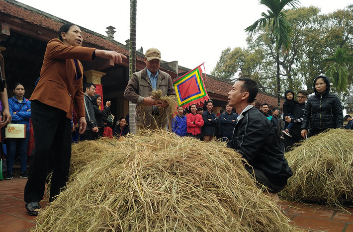 Sáng ngày 12/2 (tức mùng 8 tháng Giêng), tại sân đình Thị Cấm (Xuân Phương, Nam Từ Liêm, TP Hà Nội) đã tưng bừng diễn ra lễ hội thổi cơm thi làng Thị Cấm.