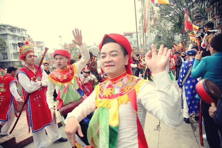 Động tác của người múa vừa mềm dẻo vừa mạnh mẽ, ai trong đội múa cũng tươi cười.