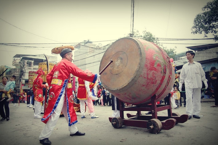 Các cụ cao niên trong làng sẽ đánh trống "hộ tống" đoàn rước kiệu và đội múa đi xung quanh trong làng.