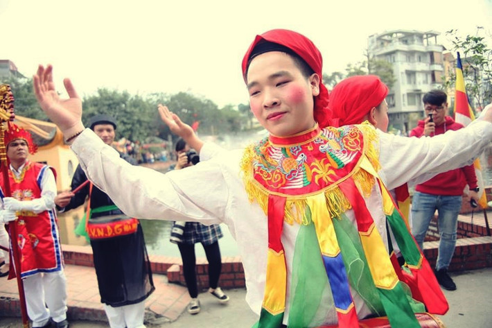 Chiều ngày 13/2 (tức mùng 9 tháng Giêng), lễ hội làng Triều Khúc (xã Tân Triều, Thanh Trì, Hà Nội) lại thu hút đông đảo người dân và du khách thập phương về tham dự với màn nhấn đặc biệt là điệu múa " Con đĩ đánh bồng" do các trai làng tô son đỏ, đánh má hồng thể hiện.