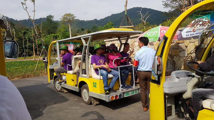 ...đồng thời kiểm tra môi trường kinh doanh du lịch, hạn chế việc đeo bám, chèo kéo tại lễ hội; bảo đảm an toàn thực phẩm, kiểm tra việc niêm yết giá, chất lượng hàng hóa và bán hàng theo giá quy định... và kiên quyết xử lý các hành vi gây mất an ninh trật tự, các hành vi mê tín dị đoan./.