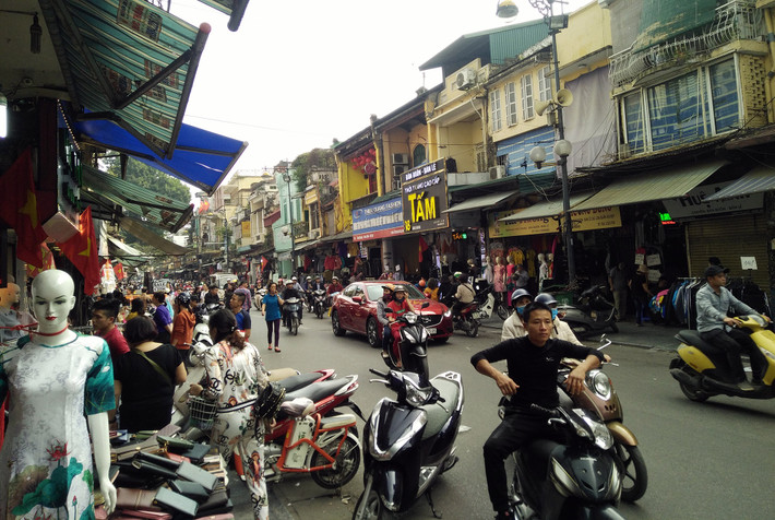 Trong những ngày giáp Tết Kỷ Hợi 2019, vỉa hè phố cổ Hà Nội thường xuyên bị các chủ cửa hàng buôn bán quần áo "nuốt chửng".
