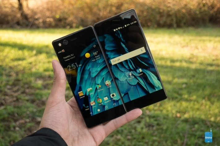 ZTE Axon M được phát hành năm 2017, nhưng phần mềm không được tối ưu hóa đủ để tận dụng lợi thế của thiết bị, do đó nó cũng nhanh chóng rơi vào quên lãng.