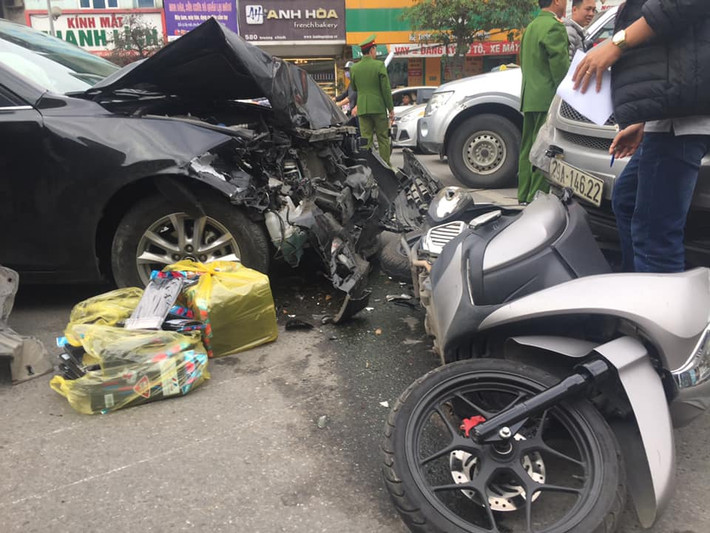 Vụ tai nạn giao thông ô tô Mazda đâm liên hoàn xảy ra vào khoảng 15h50 ngày 14/2, tại khu vực trước cửa số nhà 341 đường Trường Chinh (quận Thanh Xuân, TP Hà Nội).