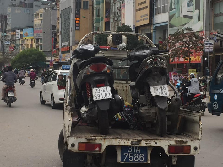Tiếp nhận tin báo, lực lượng chức năng đã có mặt tại hiện trường điều tra xử lý vụ việc. Những chiếc xe gặp nạn nhanh chóng được đưa ra khỏi hiện trường để đảm bảo thông thoáng giao thông. Nguyên nhân xảy ra tai nạn đang được cơ quan chức năng làm rõ.