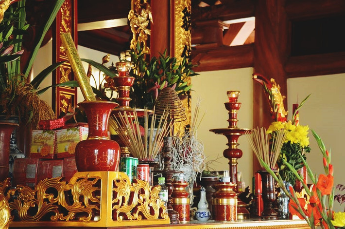 Trên điện thờ trong miếu rất trang hoàng, linh thiêng.