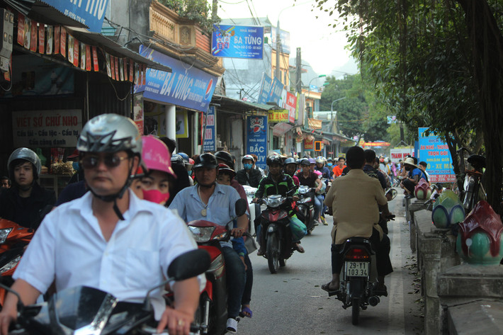 Chiều ngày 9/2 (tức mùng 5 Tết Nguyên đán Kỷ Hợi 2019), dù chưa chính thức khai hội (khai hội ngày 10/2 - tức mùng 6 Tết), hàng nghìn du khách thập phương đã đổ về danh thắng chùa Hương (xã Hương Sơn, huyện Mỹ Đức, TP Hà Nội) để lễ phật và cầu may đầu năm mới.