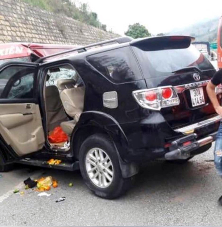 Nhiều vật dụng, đồ đạc trên cả hai xe bị văng tung tóe ra ngoài.