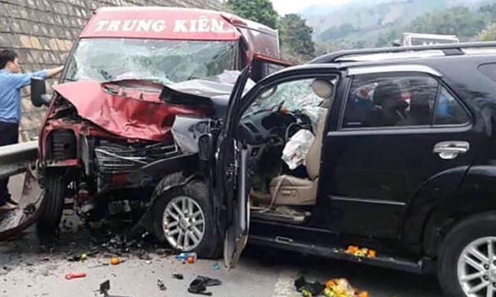 Như Kiến Thức đã đưa tin, vụ tai nạn nghiêm trọng ô tô đâm nhau trên cao tốc Nội Bài-Lào Cai xảy ra vào khoảng 16h50 chiều ngày hôm qua (13/2) tại Km200+200 giữ xe khách Ford Transit 16 Trung Kiên (BKS 21B-007.53) do Trần Huy Sĩ (SN 1983) điều khiển với phương tiện ô tô 7 chỗ (BKS 30A-414.64) do tài xế Nguyễn Tiến Duy (SN 1991) điều khiển.