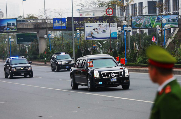 Đoàn xe của Tổng thống Mỹ Donald Trump đi qua đường Võ Chí Công.