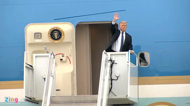 Tổng thống Mỹ vẫy tay tạm biệt Việt Nam trước khi Air Force One đóng cửa đưa ông về nước. (Ảnh Zing).