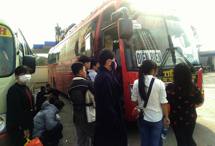 Hành khách chờ đợi các chuyến xe từ Hà Nội về Điện Biên trong chiều nay không quá đông.