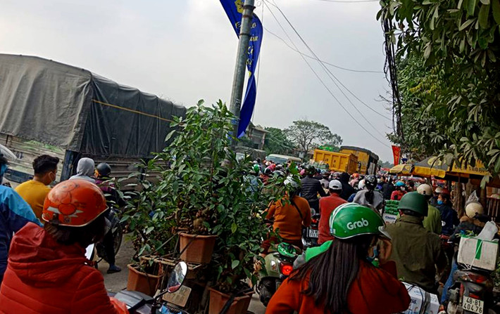 Dòng người chen chúc nhau khổ sở rời Thủ đô về quê ăn Tết.