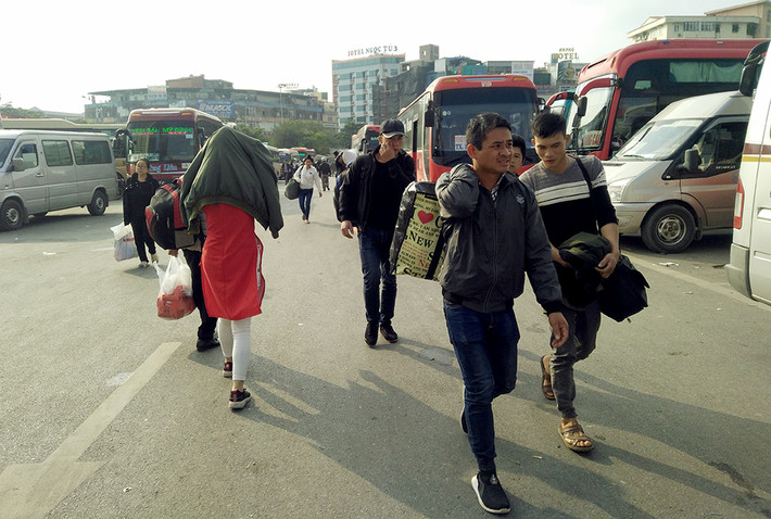 Người dân rời Thủ đô về quê nghỉ Tết trong thời tiết nắng nhẹ.