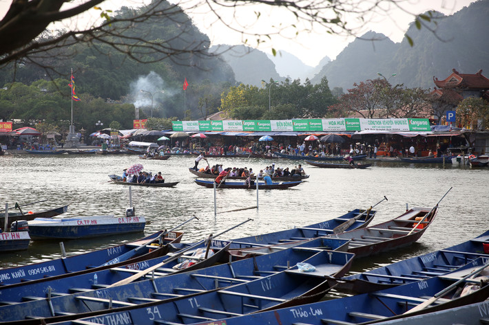 Lễ hội chùa Hương năm nay, huyện Mỹ Đức đã in 15 triệu vé thắng cảnh, tổ chức 4.000 đò hoạt động trên suối Yến, để bảo đảm yêu cầu về an toàn đường thủy như phao cho du khách.