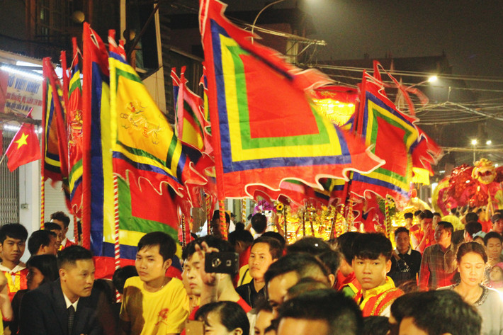 Tối ngày 17/2 (tức ngày 13 tháng Giêng âm lịch), tại xã La Phù (huyện Hoài Đức, TP Hà Nội) đã diễn ra lễ hội rước "ông lợn" khổng lồ, thu hút hàng nghìn người tham dự.