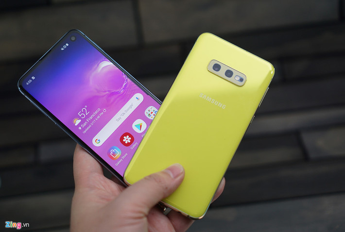 Với người viết, màu vàng chanh (canary yellow) là nổi bật nhất. S10e thu hút sự chú ý của tôi từ cái nhìn đầu tiên vì nó gọn, cân đối nhất giữa độ mỏng, kích thước các chiều và độ nặng. Model này có kích thước các chiều lần lượt 69,9 x 142,2 x 7,9 mm, gọn hơn iPhone X (70,6 x 143,6 x 7,7 mm), dù kích thước màn hình tương đương. Nó cũng nhẹ hơn nhiều (150 gram so với 177 gram).