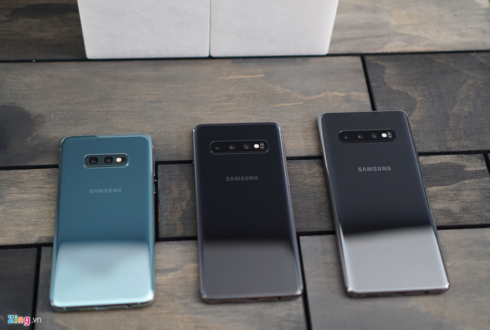 S10e (phải) đọ dáng với bộ đôi S10 và S10+. 3 sản phẩm sẽ ra mắt tại Việt Nam vào ngày 26/2. Trong khi S10 được dự đoán có giá khoảng 23 triệu đồng thì người ta vẫn chưa biết được mức giá của S10e sẽ ra sao.
