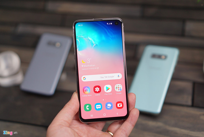 Màn hình của máy giảm xuống còn 5,8 inch Full HD (so với 6,1 inch Quad HD của S10), tỷ lệ vẫn là 19:9. Màn hình này cũng làm phẳng chứ không cong như S10. Tất nhiên, máy vẫn giữ kiểu thiết kế Infinity-O, giúp phần hiển thị gần như chiếm trọn màn hình. Bạn không cần quá lo ngại việc màn hình Full HD đủ nét hay không vì khi sử dụng thực tế, bạn sẽ rất nhanh thích ứng với nó.