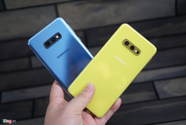Galaxy S10e trang bị viên pin 3.100 mAh, vẫn hỗ trợ PowerShare (sạc không dây cho thiết bị khác). Máy có các phiên bản RAM 6 hoặc 8 GB tương ứng với dung lượng 128 hoặc 256 GB. Trong khi S10 và S10+ có RAM mặc định 8 GB (tối đa 12 GB với S10+ bản đặc biệt), dung lượng 128 hoặc 512 GB.