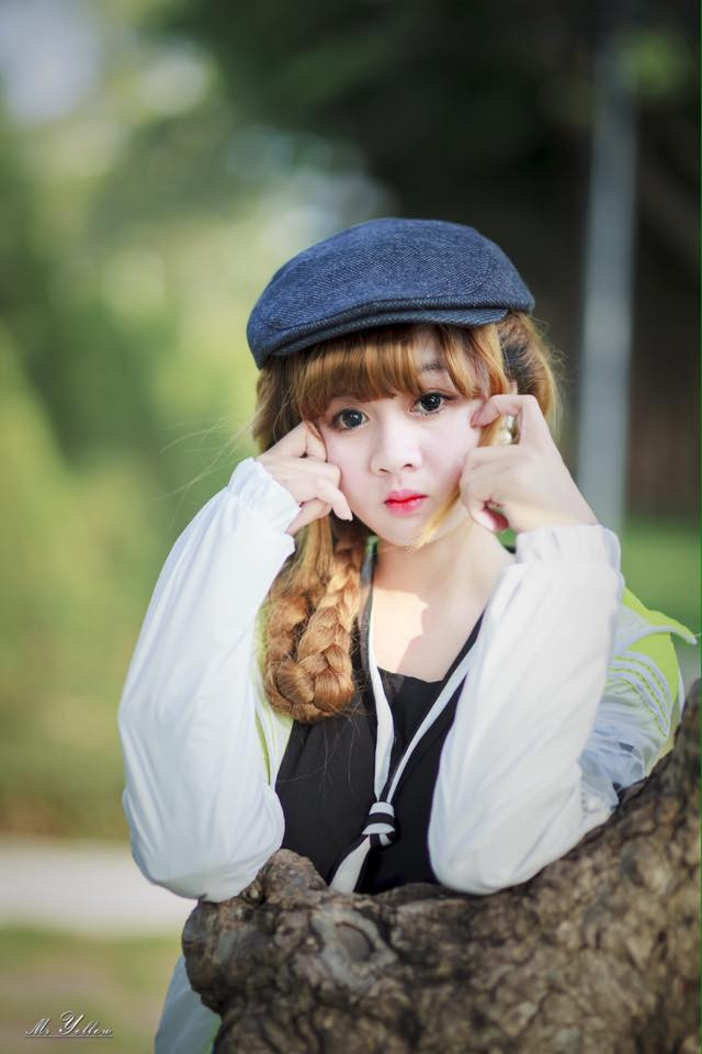 Một số dân mạng cho rằng Tuyết Mai chỉ có thể chụp ảnh với “một kiểu mặt duy nhất”, đó là mở to mắt và khuôn mặt tỏ ra ngơ ngác, không có cảm xúc. Nhiều người còn thẳng thắn nhận xét Tuyết Mai là “cô nàng mặt đơ”, “nhìn vài lần là chán”.