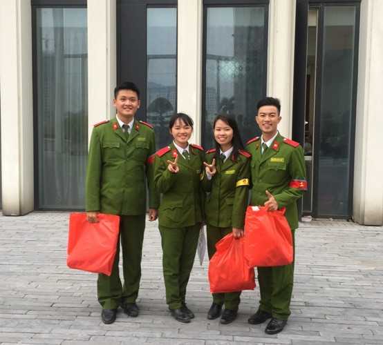 Sở thích của Đức là ca hát và kinh doanh. Chàng trai này cũng yêu thích câu nói: "Cuộc sống luôn cho bạn thứ gọi là ngày mai".