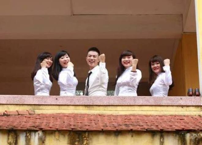 Đức luôn thu hút sự chú ý của nhiều cô gái bởi vẻ điển trai, sắc sảo cùng nụ cười duyên.