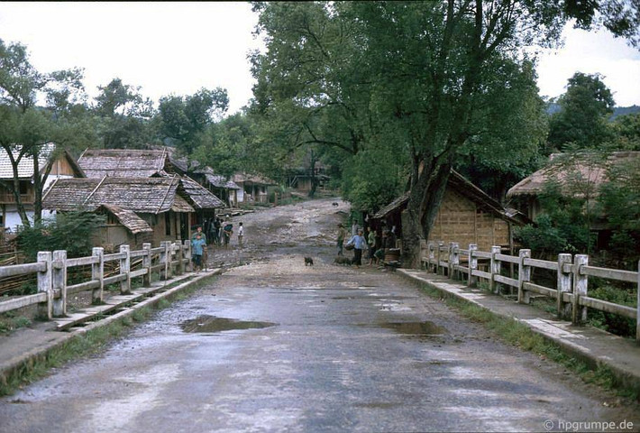 Đường lên Sapa năm 1992, nhiếp ảnh gia kiêm du khách Hans-Peter Grumpe đã có chuyến thăm Việt Nam từ Bắc chí Nam và lưu lại hàng chục nghìn bức ảnh màu ấn tượng về Việt Nam những năm 90.