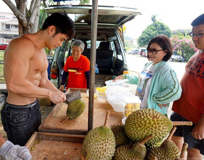 Rất nhiều cô gái trẻ, thậm chí cả những người phụ nữ trung tuổi cũng bị anh chàng hot boy bán sầu riêng thu hút. Họ đến quầy bán sầu riêng trên phố, mua hàng và thích thú ngắm nhìn anh chàng cao to, lực lưỡng làm việc.