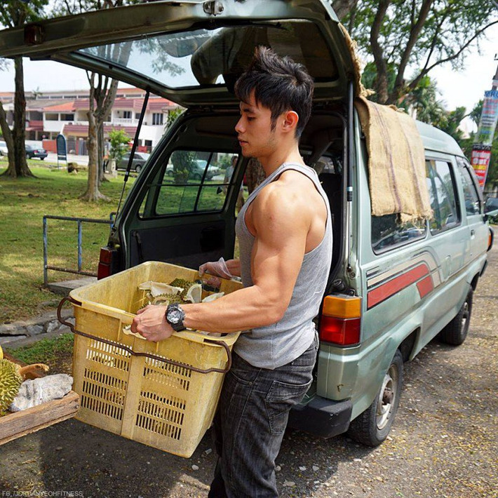 Dân mạng Malaysia, Trung Quốc... mới đây thi nhau chia sẻ bức ảnh về một anh chàng bán sầu riêng trên phố với ngoại hình đẹp "không thể chê được". Chàng trai này nhanh chóng "nổi tiếng" và được nhiều bạn trẻ tìm kiếm.