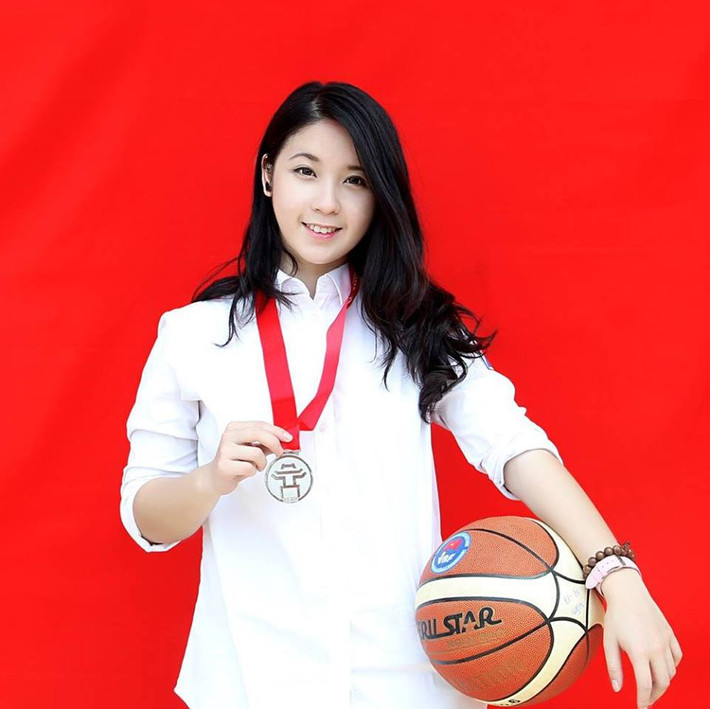 Kim Chi còn rất yêu thích và chơi giỏi nhiều môn thể thao. Cô bạn từng đạt Huy chương Bạc giải Bóng rổ Học sinh thành phố Hà Nội năm 2013, coi chơi thể thao là một cách xả stress và rèn luyện thân thể hiệu quả.