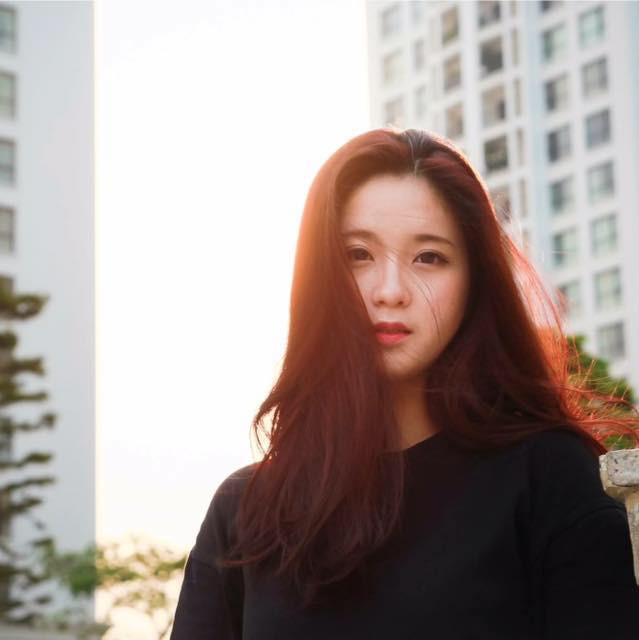 Kim Chi từng là học sinh lớp chuyên Văn của trường THPT chuyên Hà Nội – Amsterdam, ngôi trường nổi tiếng bậc nhất ở Hà Nội hiện nay. Học chuyên Văn nhưng Kim Chi lại thể hiện nhiều năng khiếu trong lĩnh vực thời trang, thiết kế và nghệ thuật trình diễn và cô bạn đã đạt được những thành tích đáng nể về sở trường của mình.